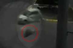 車同士の衝突事故で女性が後部席のドアから車外に放り出される