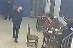 カップルで食事中の男性が鉄パイプ等で武装した数人の男達に襲撃される