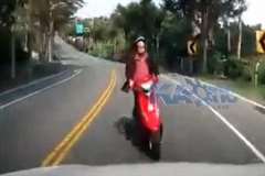 スクーターが車と正面衝突しスクーターの男性死亡