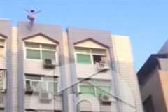 6階建てのビルの屋上から飛び降り自殺をする女性