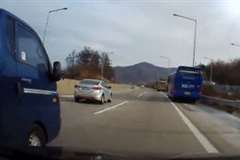 トラックが前方の車を追い越そうとして急に車線を変更した結果・・・