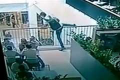 ショッピングモールの吹き抜け部分で飛び降り自殺をする男性