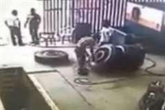 整備工場でタイヤが爆発し吹き飛ばされる作業員