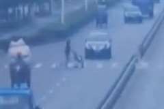 ベビーカーを押して横断歩道を横断していた女性が車に撥ね飛ばされる