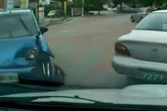 駐車中の車に激突してそのまま逃げていく車