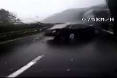 雨の高速道路で長距離寝台バスが事故車両に衝突する