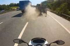 バイクの目の前でトラックのタイヤが突然バーストする