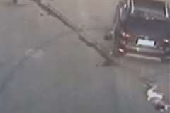 歩行者を轢きタイヤで踏み潰したところでようやく停車する車