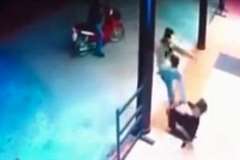 いきなり顔面を蹴り上げて所持品を奪い逃走する強盗