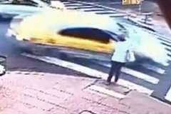 交差点内の車同士の衝突事故で歩道上の女性が巻き添えに・・・