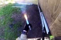 サバイバルゲームで発煙弾が手の中で爆発する！