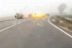 強盗が乗った車が雷に打たれ大破する