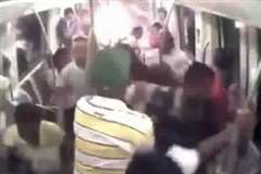 満員の地下鉄の車内で自らに火をつける男性