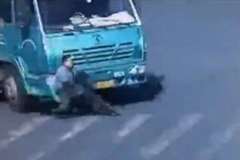 自転車に乗った男性が大型トラックに轢かれ絶望的かと思いきや・・・