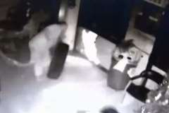 転がってきたタイヤが建物の壁を貫通し中にいた男性に直撃！