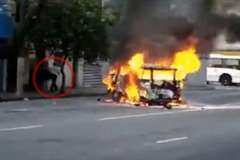 路上で炎上している車が大爆発し歩行者が犠牲に・・・