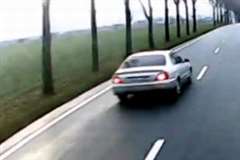 スピードの出しすぎで道路の変化に対応しきれず自爆する車