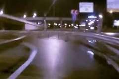 車がガードレールに突っ込む瞬間をドライバー目線で見る