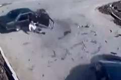 交差点で車同士が出会いがしらに衝突し男性が車外に放り出される