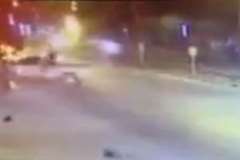 無法者すぎるピックアップトラック・・・バイクを撥ね車に激突するも現場から逃走