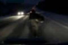 雪の夜道で車道を歩く歩行者が後ろから車に撥ねられる