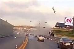 車同士の衝突事故で人が宙高く放り出される