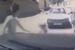 坂を下ってきた車が駐車車両に激突し子供が間に挟まれ死亡