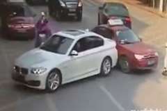 タクシーに激怒したBMWがバックで体当たりを繰り返す