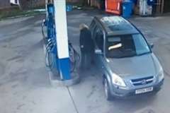 ガソリンスタンドでなかなか給油ができない女性