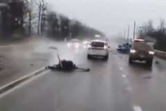 雨の道路でコントロールを失った車が対向車線のトラックと衝突しドライバー死亡
