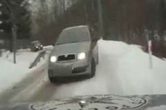 狭い雪道でカーブを曲がきれずに突っ込んできた対向車と衝突！