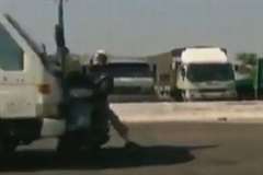 左折をしようとしたスクーターがトラックに撥ね飛ばされる