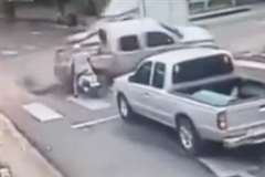 交差点で車同士が衝突し停車中のスクーターが巻き添えに・・・