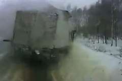 前方でトラック同士が激しく衝突し後続車が巻き添えになる