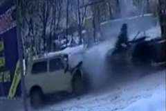 停車中のトラクターヘッド（トレーラーの牽引車）に車が激しく追突する