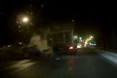 高速道路で渋滞最後尾のトラックに激しく追突する車