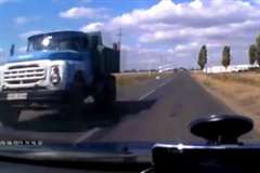 タイヤに踏まれて跳ねたコンクリート片が対向車のフロントガラスに直撃する