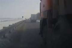 ダンプカーを追い越そうとした車が幅寄せされ接触！