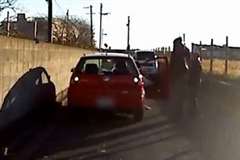 アクセルとブレーキの踏み間違いでパニックになるドライバー