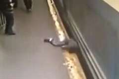 ホームと列車の間に挟まれ引きずられる男性