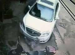 道路沿いにある店舗の店先に立っていた男性が暴走車に轢かれる