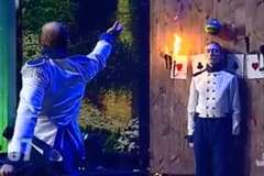 TVの生放送でナイフ投げを披露する男性が下手すぎて怖い