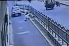 大通りを渡り終えて側道で撥ねられる歩行者