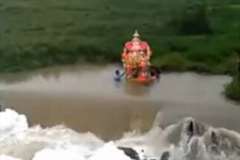 神事の最中に滝にのまれ3人の男性が死亡