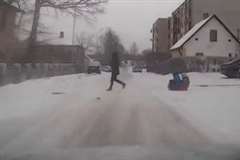 雪道を走行中飛び出してきた子供を避け駐車車両に衝突！