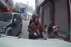 狭い路地を暴走する2人乗りのスクーターが車と正面衝突！