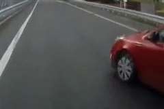 道路の合流地点で直進車と側道から合流してきた車が衝突する