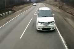 居眠り運転？対向車線を逆走してきた車がトラックと正面衝突する