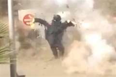 道端に置かれた爆弾が処理中に突然爆発する