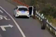 高速道路を走行中のトラックからタイヤが外れ路肩にいた女性に直撃する